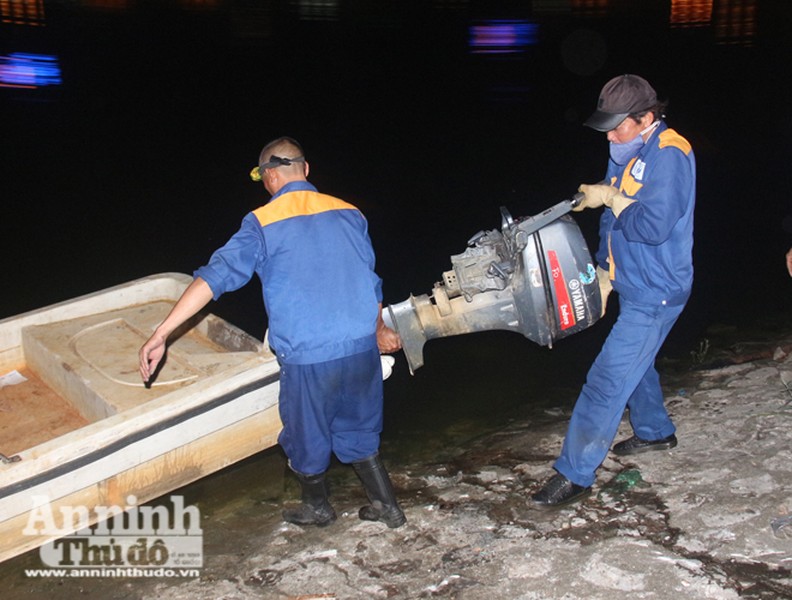 Hà Nội: Trắng đêm vớt cá chết ở hồ Hoàng Cầu